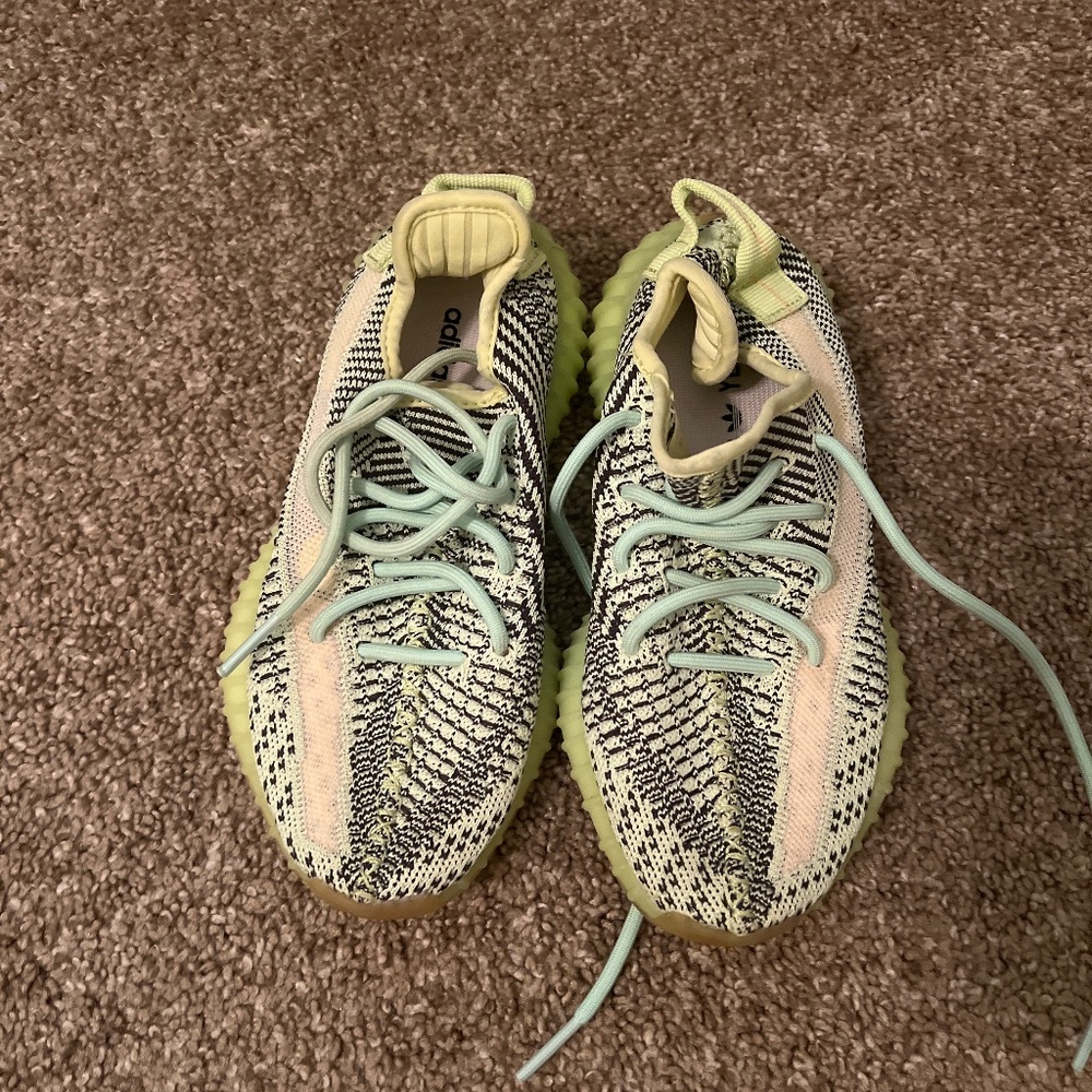 Kids Yeezys size 4